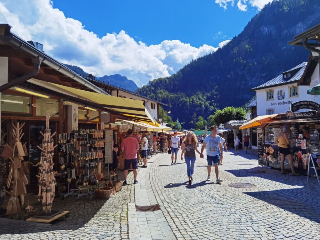 Nun ist der Königssee nicht mehr weit - hinten ist schon ein Stück vom See zu sehen