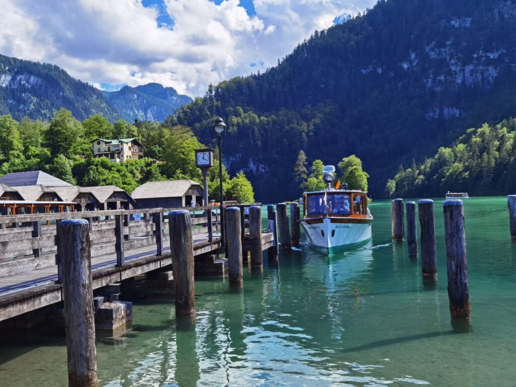 Im kleinen Hafen am See die Boote bestaunen und dann links zum Königssee Malerwinkel abbiegen