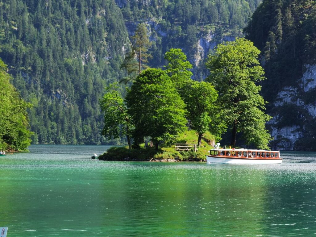 Ausflug am Königssee mit Kindern - vorbei geht es an der einzigen Insel des Sees, die Insel Christlieger