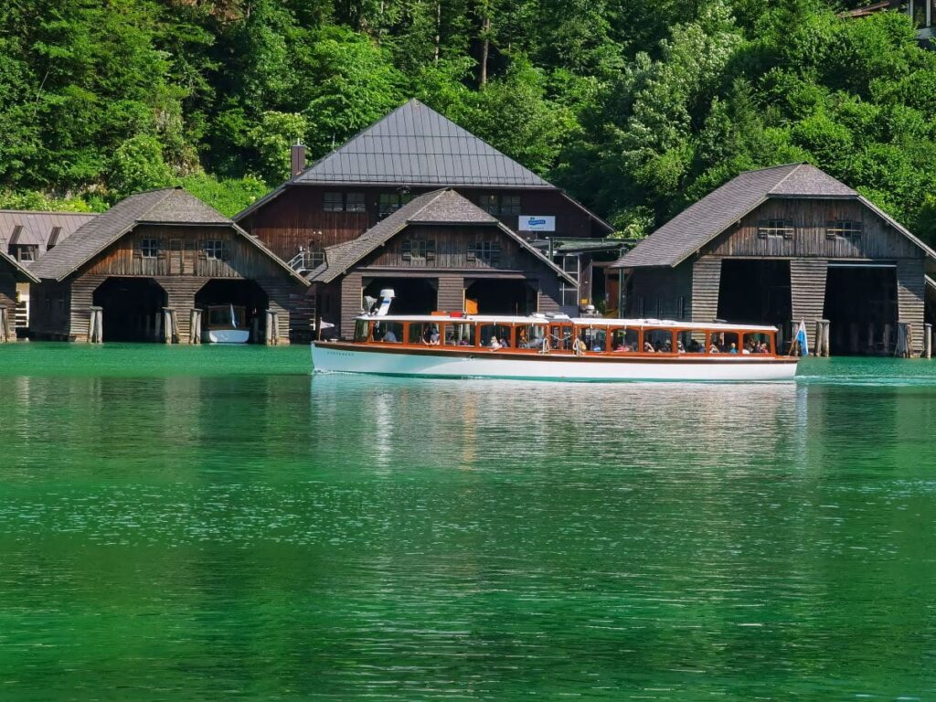 Ausflug am Königssee mit Kindern mit dem Schiff über den See - türkisgrün schimmert das Wasser bei Sonnenschein