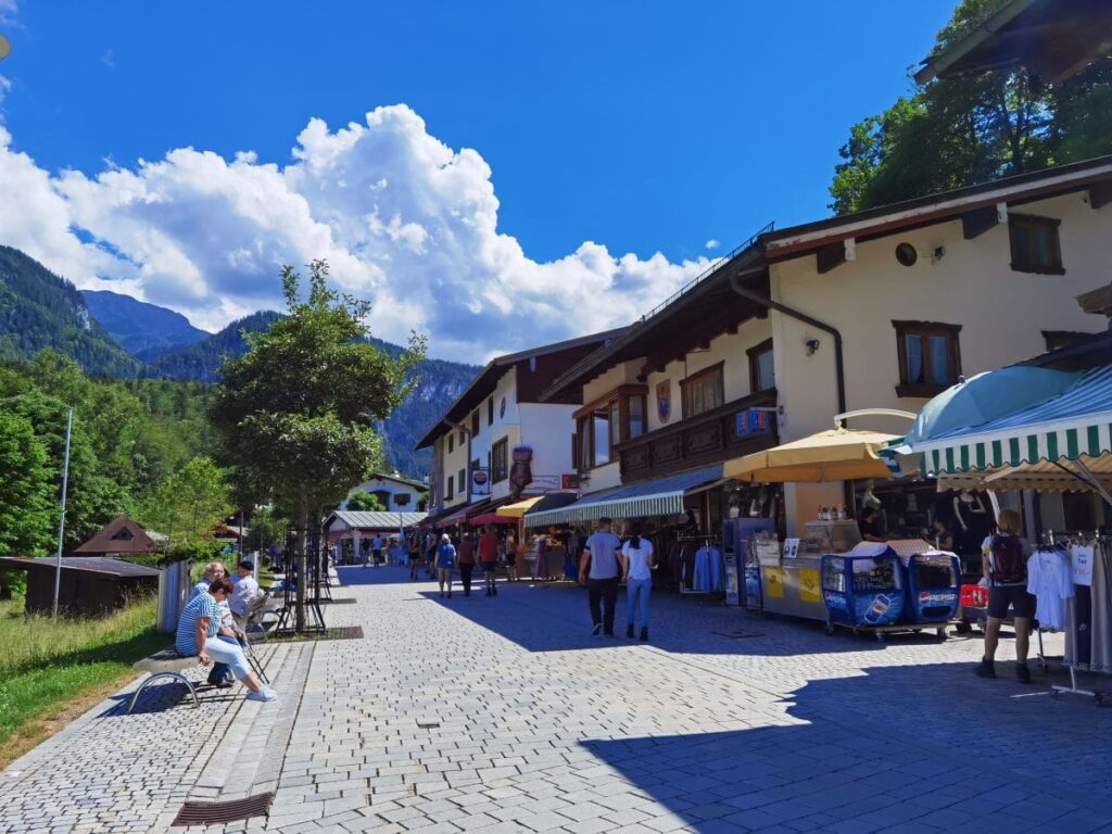 Vom Parkplatz Richtung Königssee wandern mit Kindern - vorbei an den vielen Andenkenläden