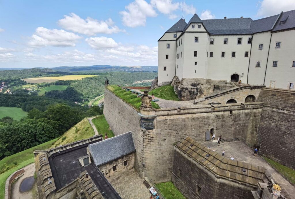 Blick von der Festungsmauer auf einen Teil der Festung Königstein