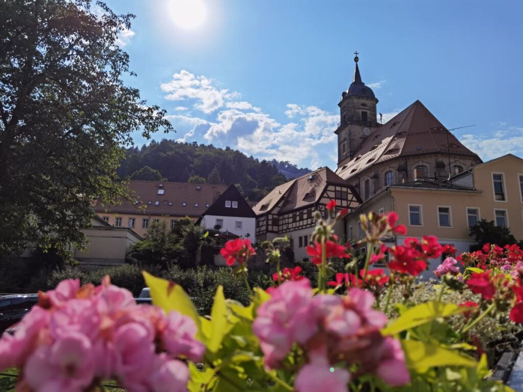 Sächsische Schweiz mit Kindern - das idyllische Königstein liegt perfekt für öffentliche Verkehrsmittel