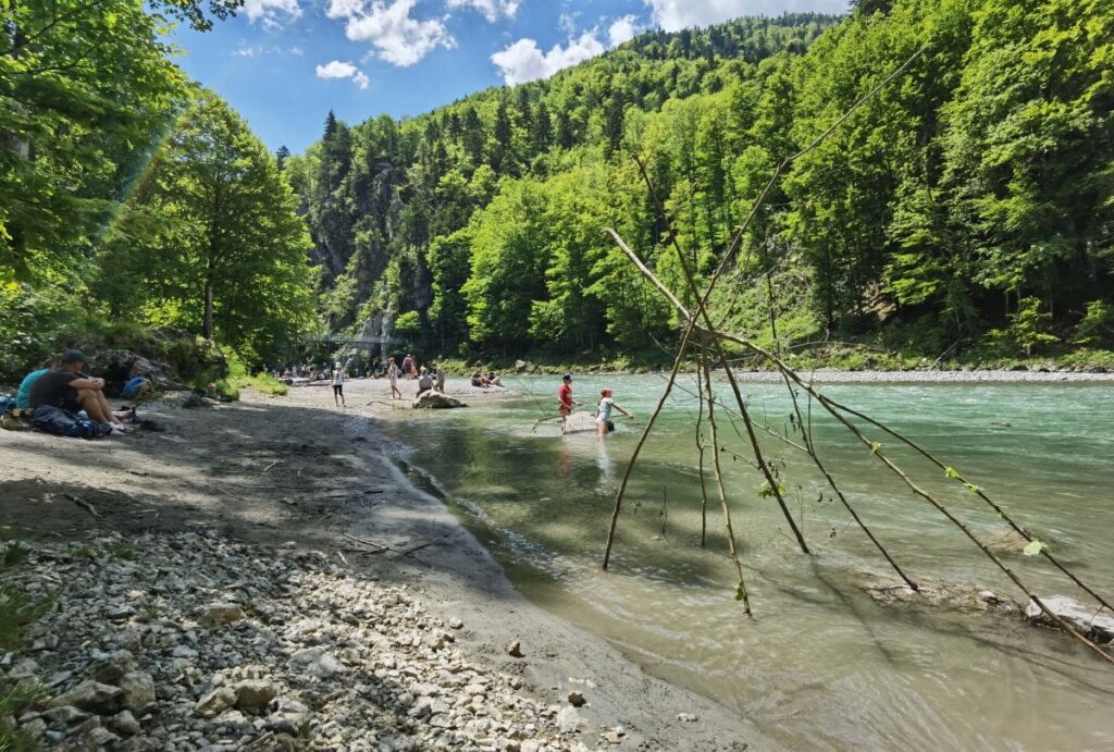 Kössen Klamm - Genuß im Sommer: Schatten, Wasser und Sandstrand