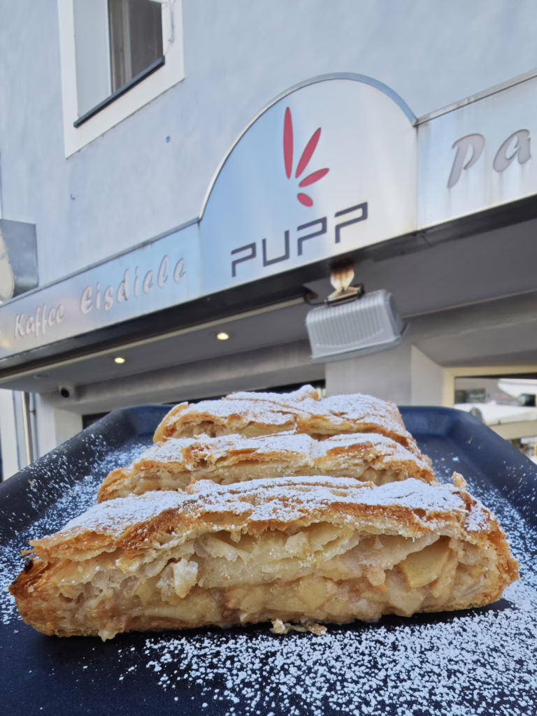 Konditorei Pupp in Brixen - die Einheimischen lieben den Apfelstrudel hier