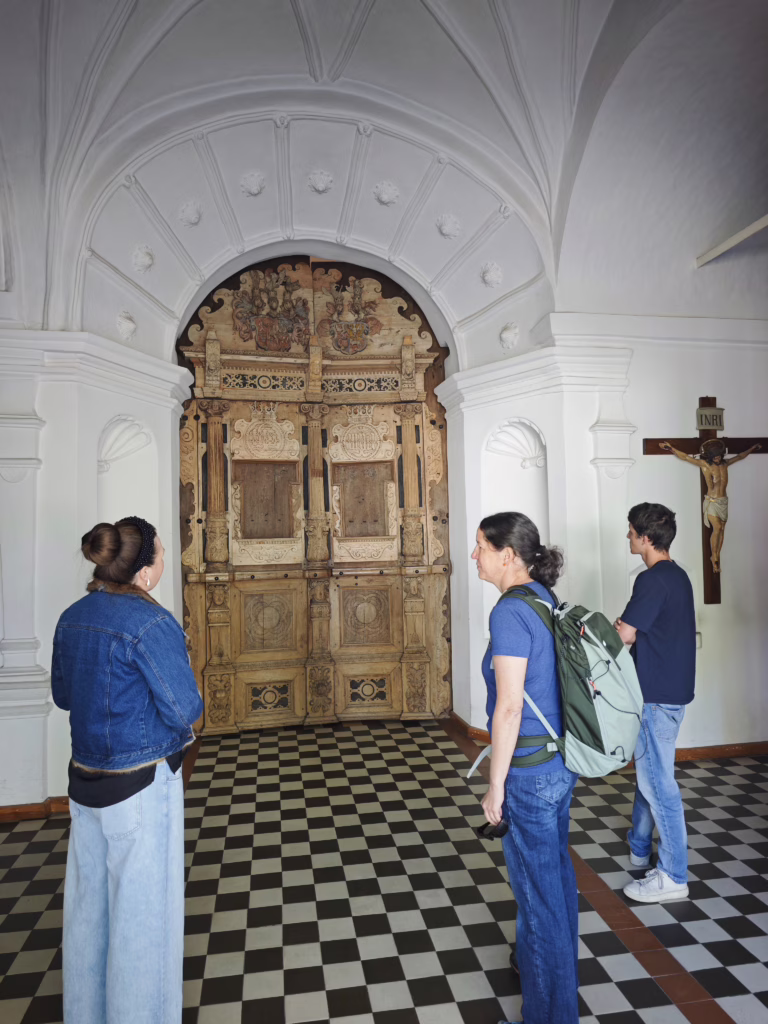 Die Kirche in Kretinga hat das älteste Kirchentor Litauens - mit aufwändigen Holzschnitzereien