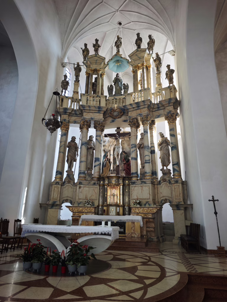 Der riesige Altar ist komplett aus Holz - auch wenn er ausschaut wie Marmorstein