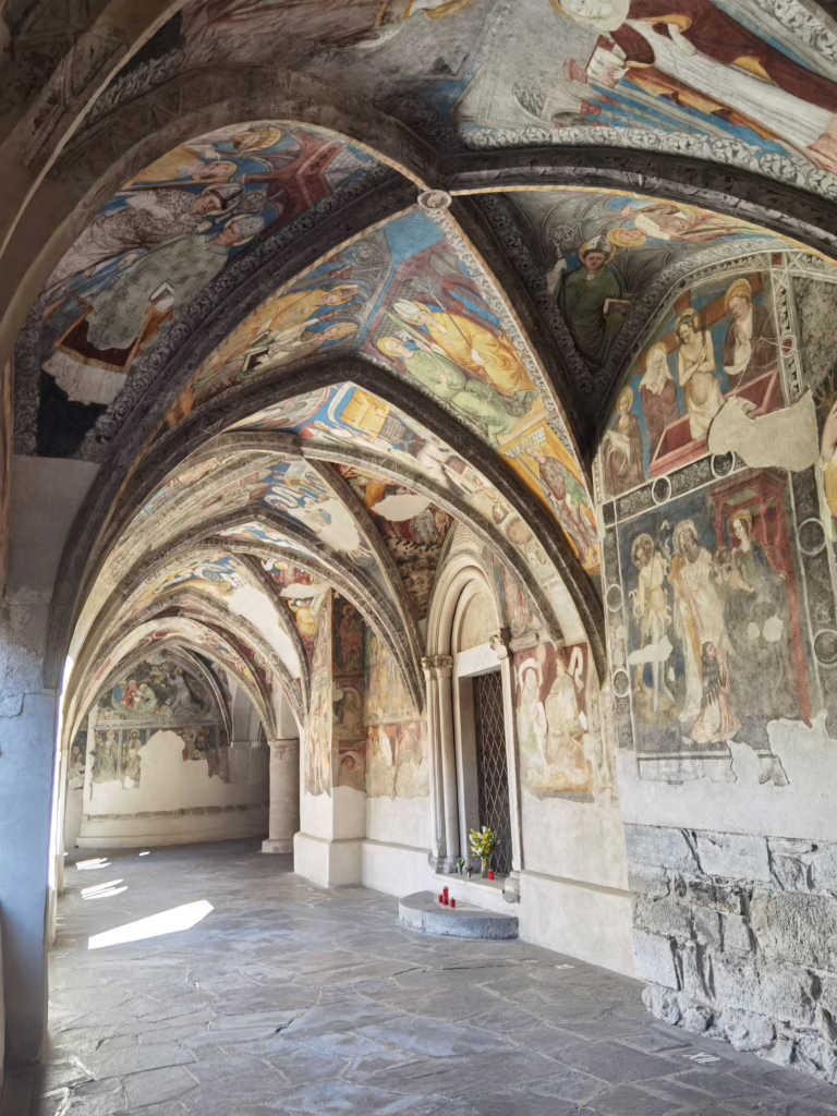 Kreuzgang Brixen mit Kindern
