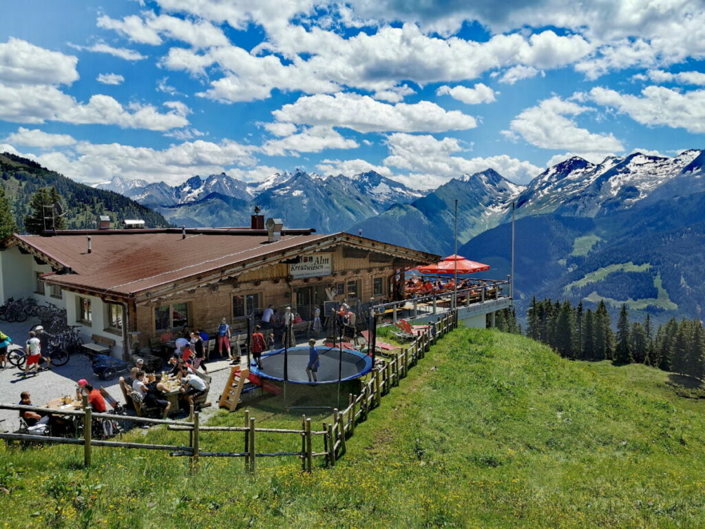  Das ist die einzigartige Lage der Kreuzwiesenalm - mit Blick auf die Zillertaler Alpen