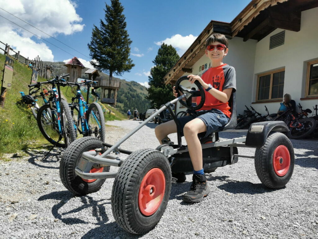 Auf der Kreuzwiesenalm mit Kindern - das große Kettcar wird ausprobiert