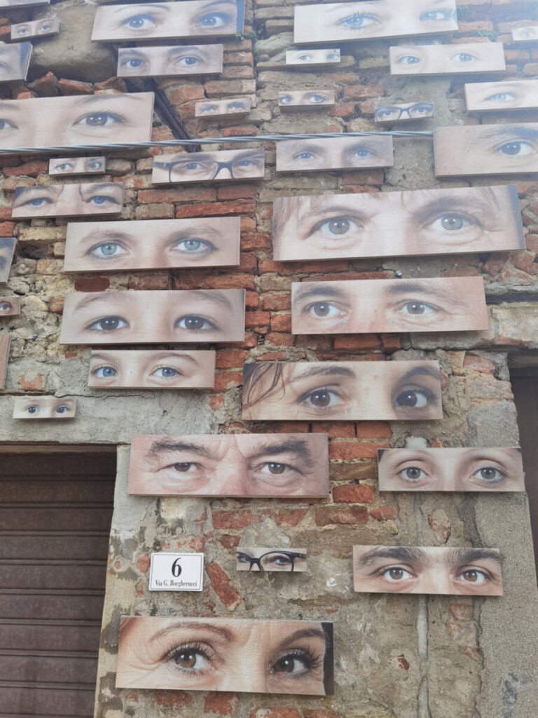Hier sind die Augen aller Einwohner von Peccioli an einer Hauswand