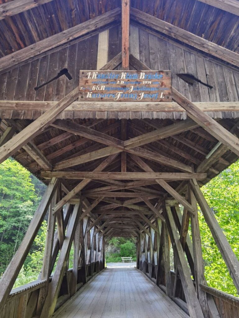 1. Kundler Klamm Brücke - eröffnet am 2. Dezember 1914, seitdem gibt es den Weg durch die Felsenschlucht