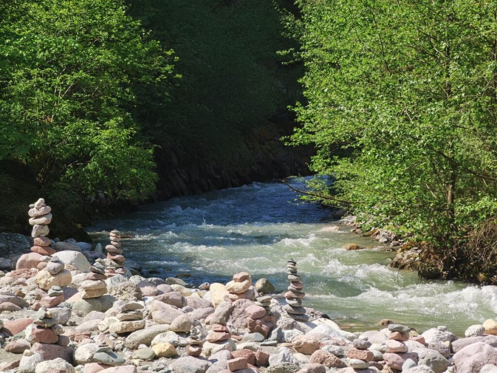 Schön anzuschauen, die Steinmandln an der Wildschönauer Ache