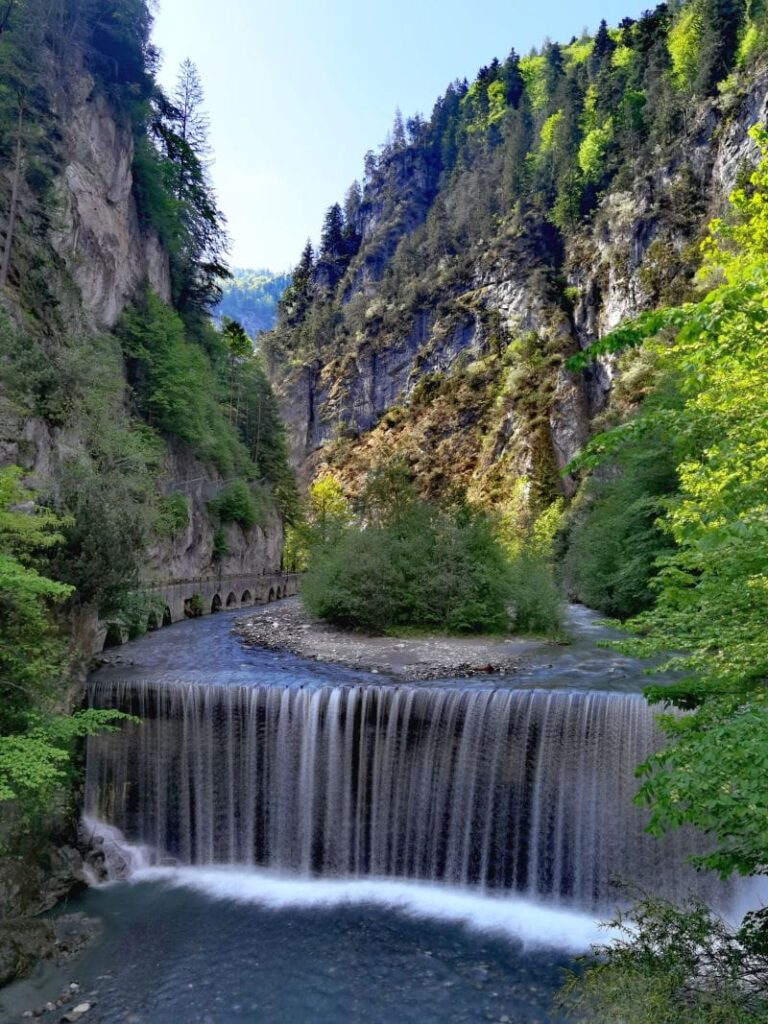 Eindrucksvoller Wasserfall am Eingang in die Kundler Klamm