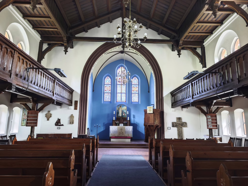 Der Blick in die Kirche lohnt sich - mit dem typischen Altarraum in Kurenblau