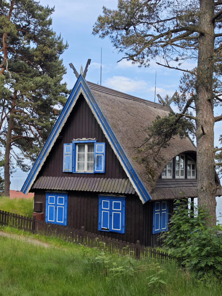 Häuser wie dieses machen das Ortsbild in Nida perfekt