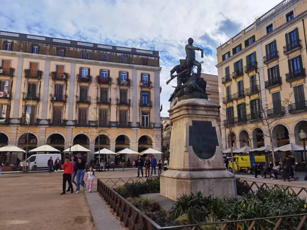Zentraler Platz in Girona - La Plaça de la Independencia