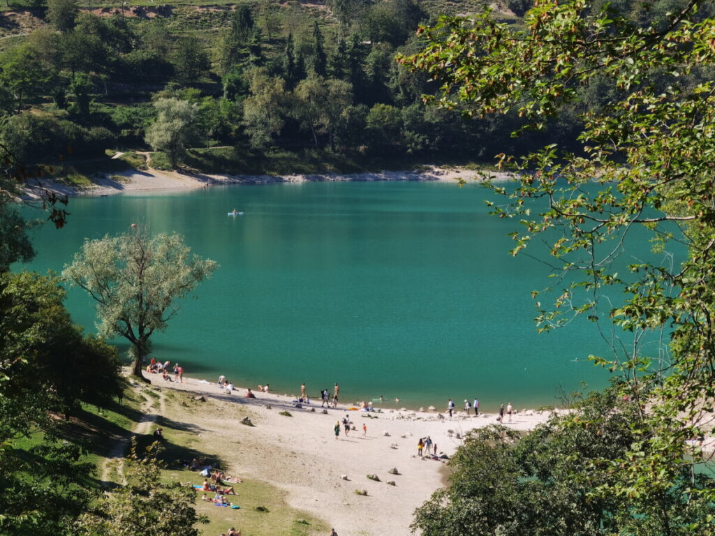 Der Tennosee Badestrand - hier kannst du im Lago di Tenno baden und schwimmen