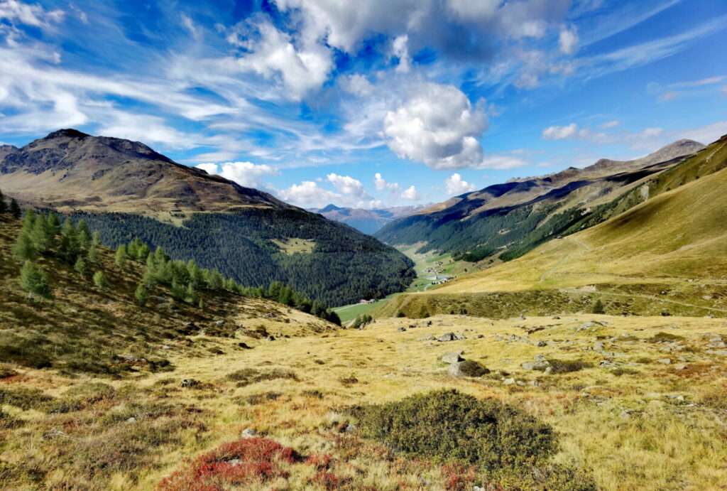 Beim Reschensee wandern - Blick über das Langtauferer Tal