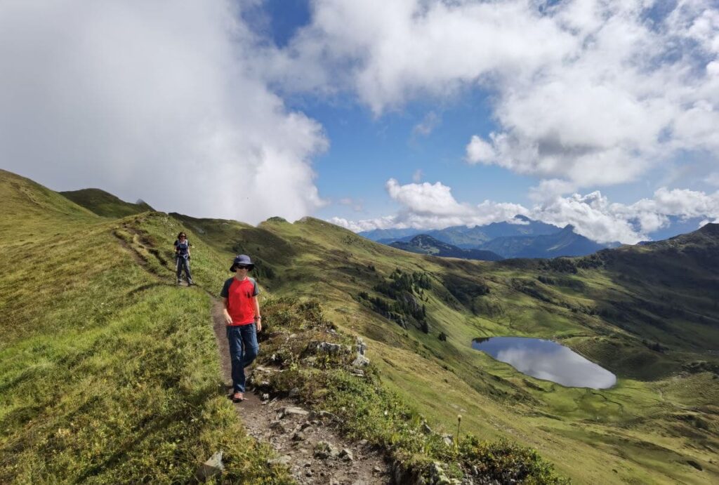 Rund um das JUFA Laterns wandern: Beeindruckende Berglandschaft am Sünser Joch mit Blick auf den Sünser See