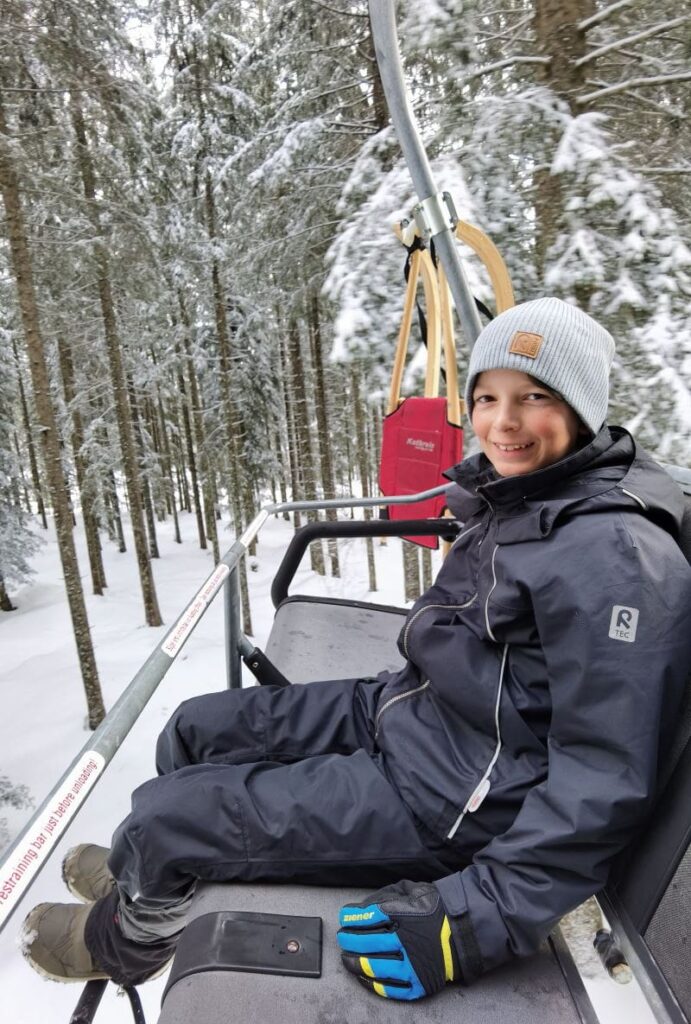 Laterns rodeln mit Lift - Dank Bergbahn geht es ganz entspannt hinauf zur Rodelbahn