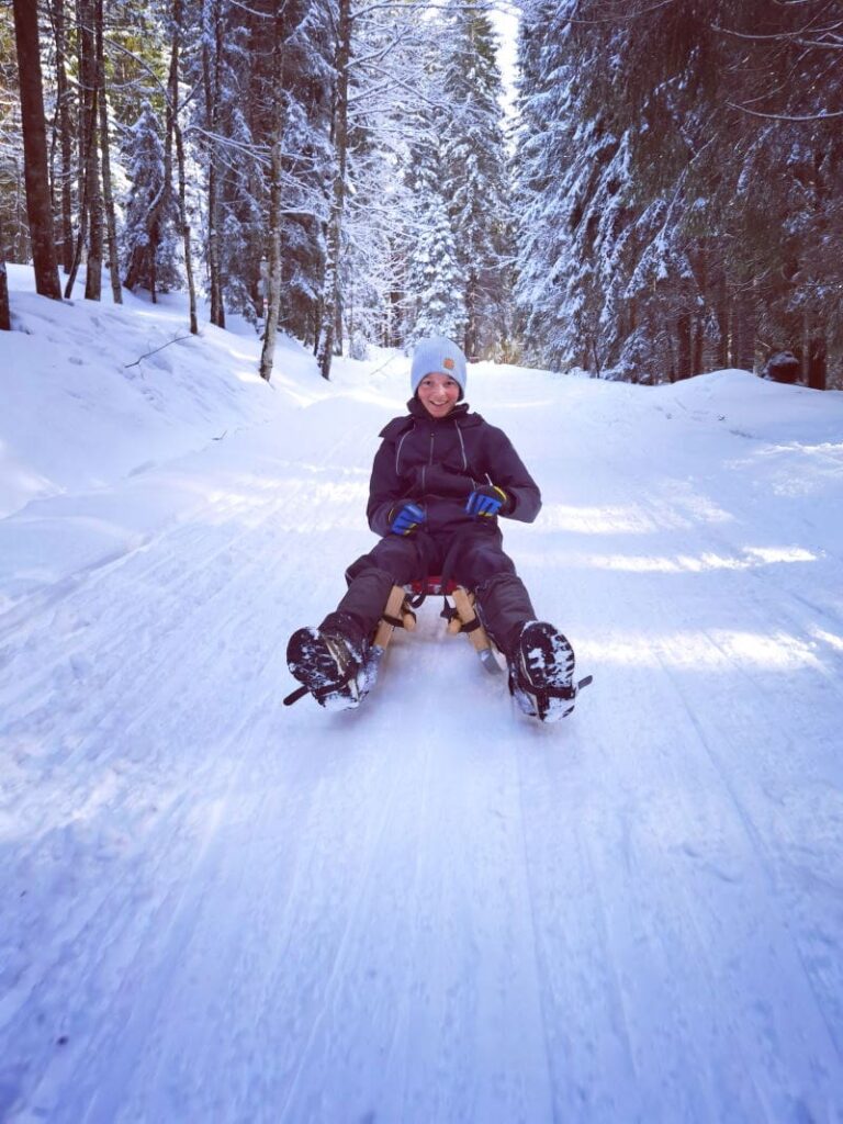 Die Rodelbahn in Laterns macht Spaß - fast 4 Kilometer ist das Wintervergnügen lang!