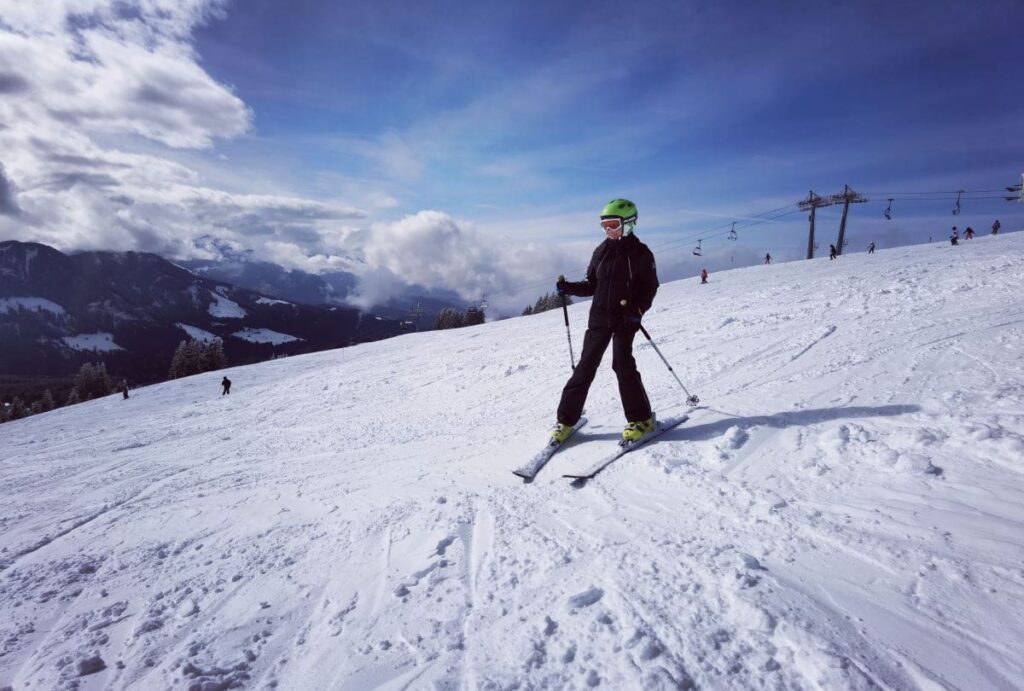 Auf den breiten blauen Skipisten in Laterns können Kinder sehr gut skifahren - unser Junior genießt das!