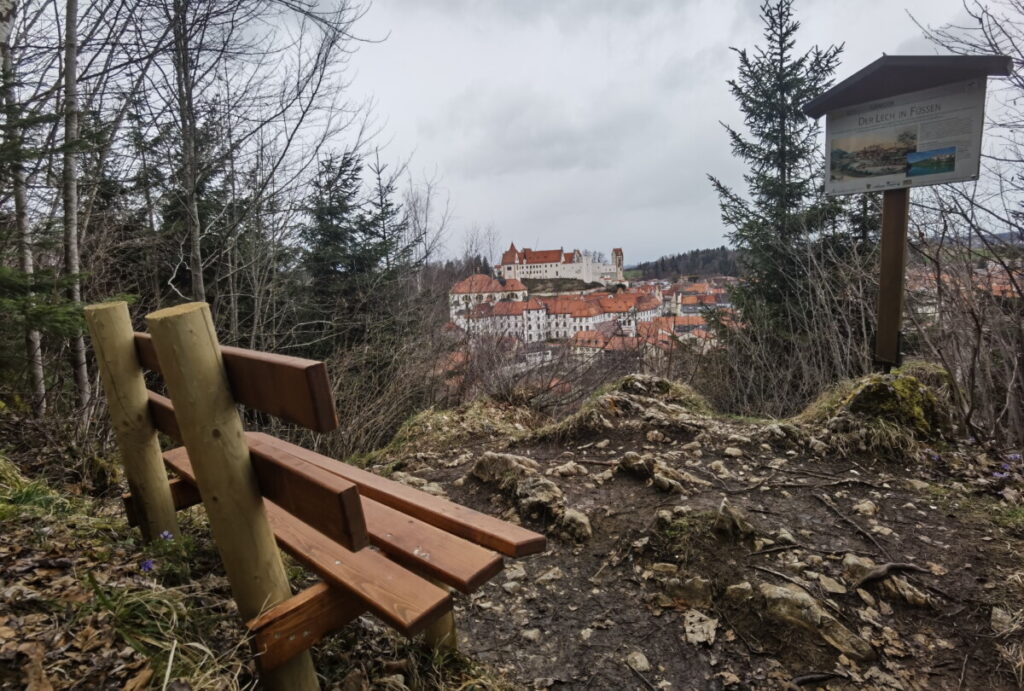 Rastplatz auf dem Panoramaweg mit Blick auf Füssen