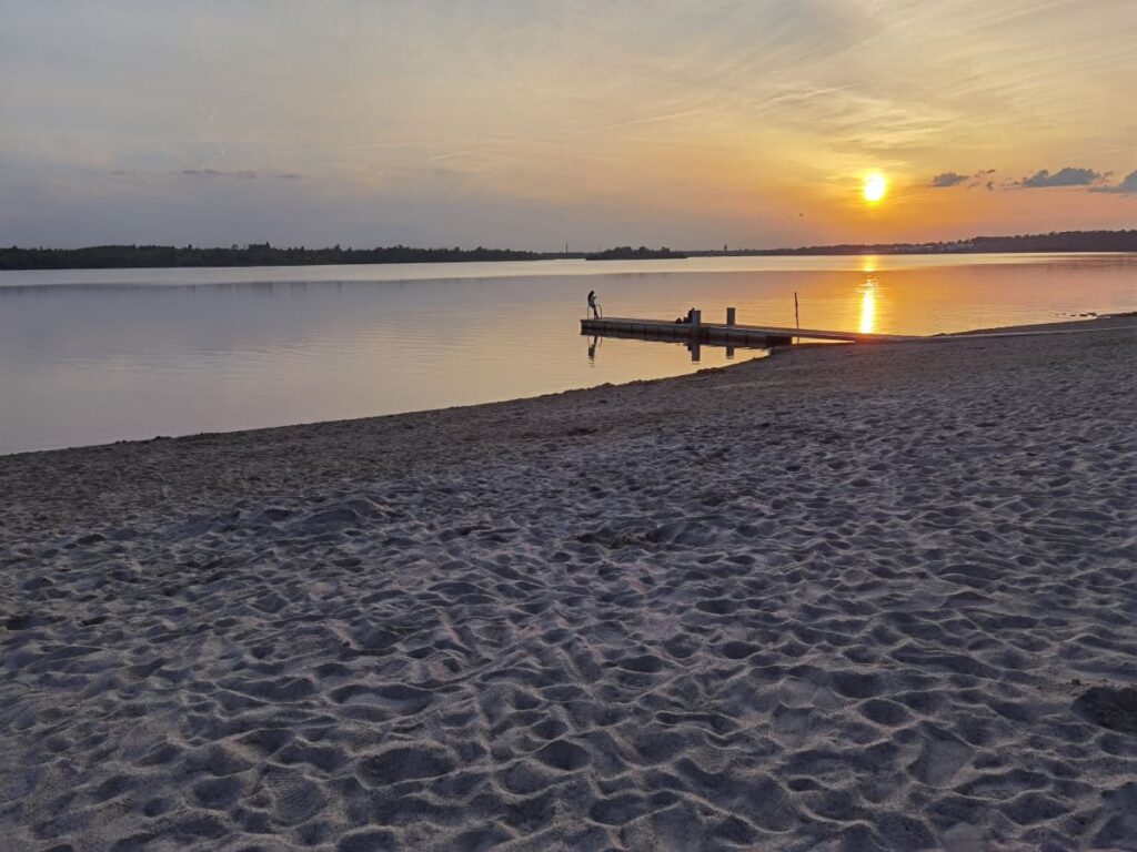 Der perfekte Platz am Markkleeberger See, um den Sonnenuntergang zu erleben - unterhalb vom Seepark Auenhain