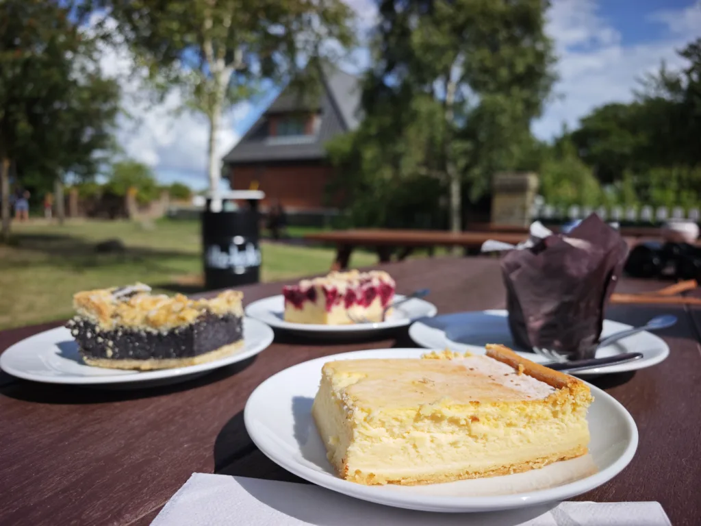 Das Café am Leuchtturm Flügge ist ein tolles Ziel auf Fehmarn mit Kindern