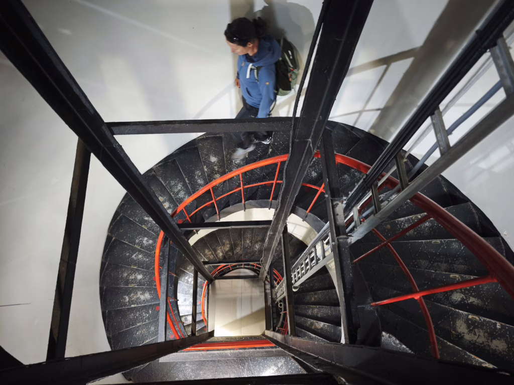 132 Stufen führen über diese Wendeltreppe hinauf in den Leuchtturm Nida