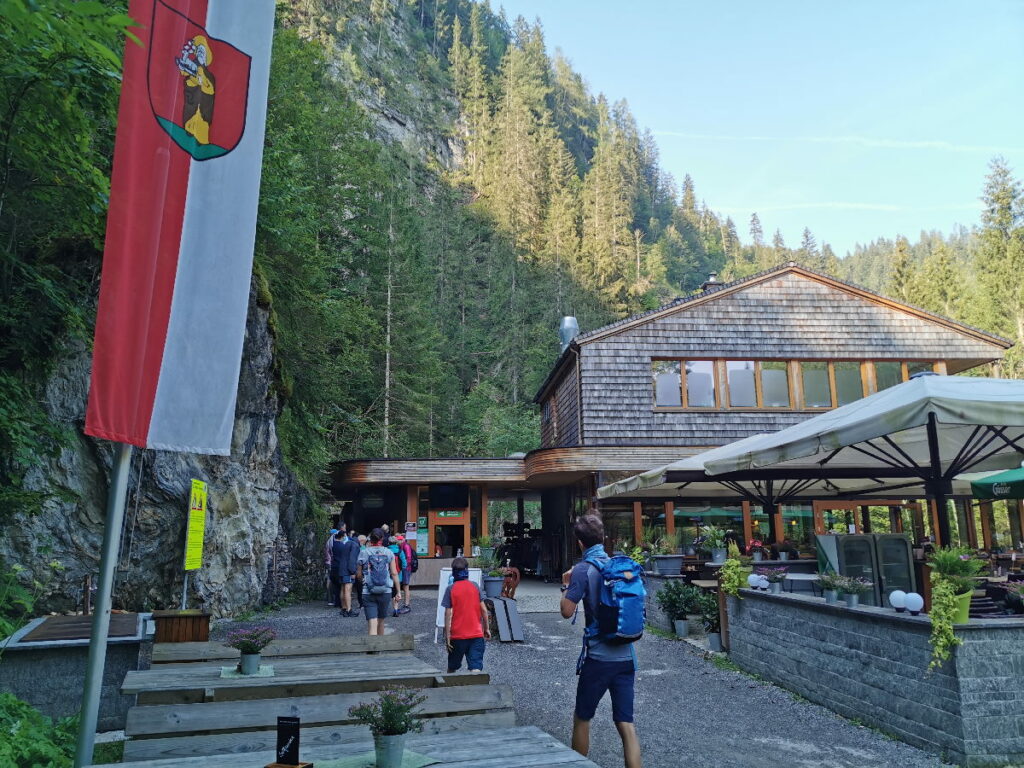 Hinter dem Kassenhaus beginnt die Klammwanderung