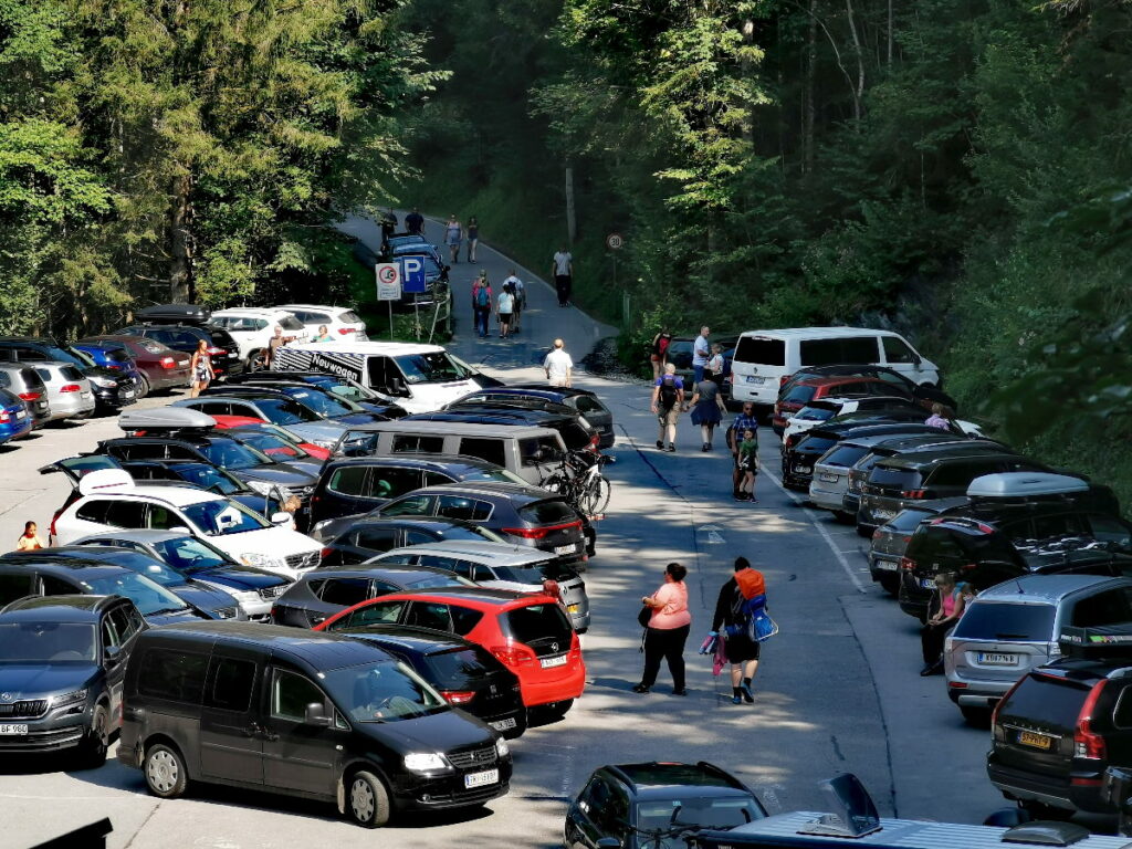 Bei der Liechtensteinklamm parken - in der Mittagszeit wird es schnell voll