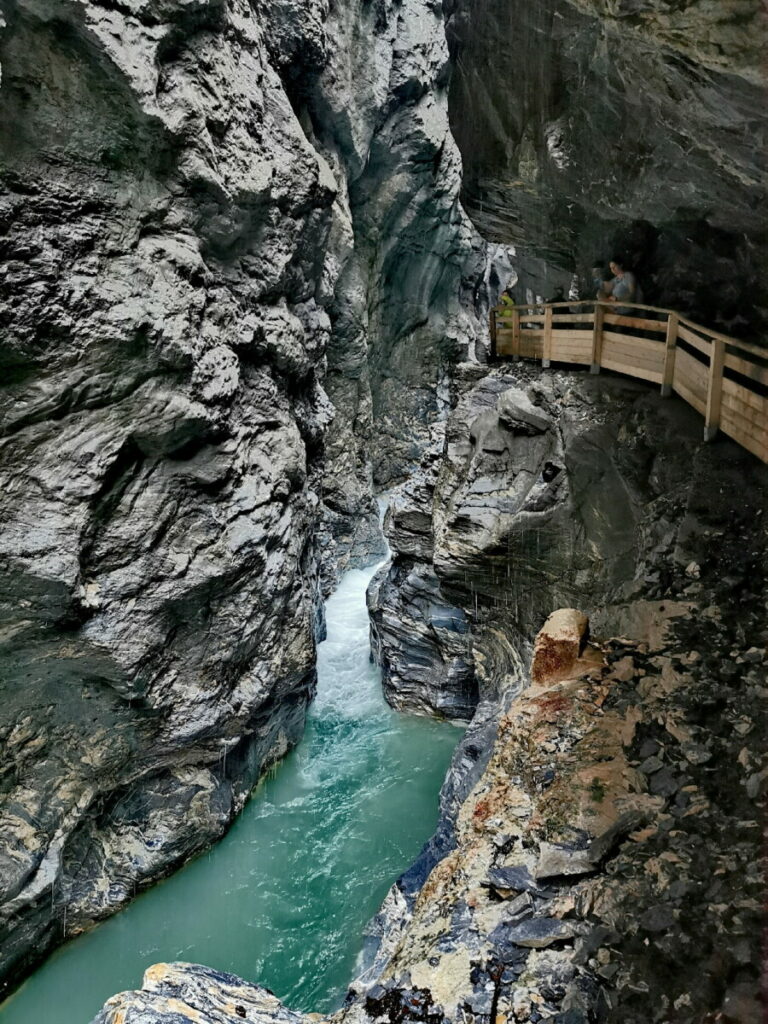 Mitten durch die Felsen geht der Steig in der Liechtensteinklamm