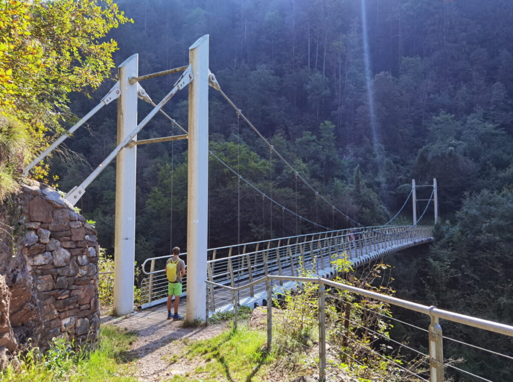 Die Wanderung am Gardasee mit Kindern führt über diese Brücke - von ihr hast du den besten Blick auf die Limarò Schlucht