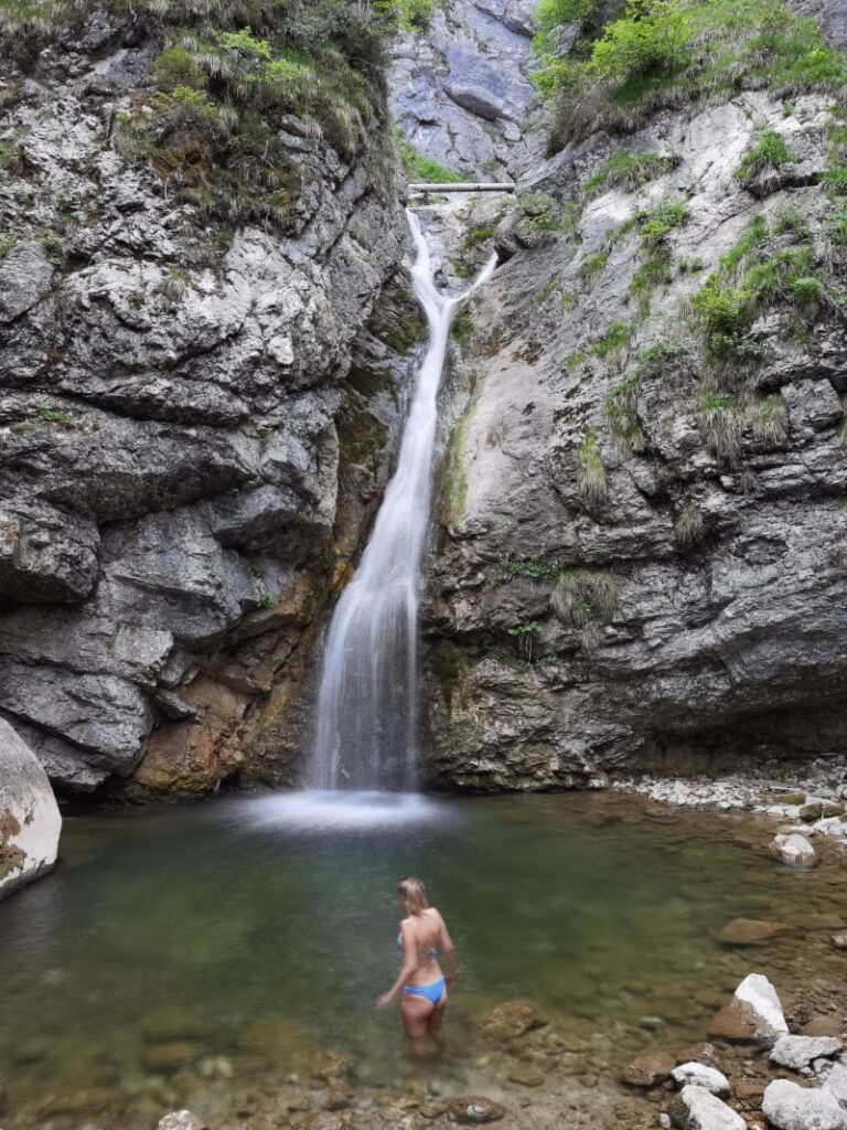 Der Lochner Wasserfall ergießt sich in eine große Gumpe - wer traut sich im kalten Bergwasser zu schwimmen?