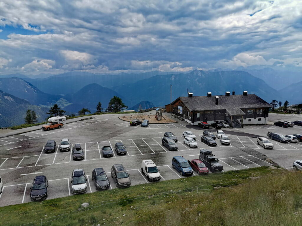 Am Ende der Loser Panoramastraße ist der große Parkplatz bei der Loseralm