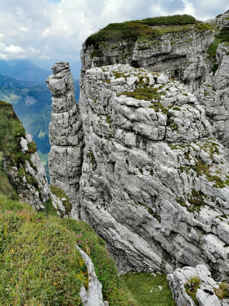 Zum Loser wandern - diese Felsen liegen rechts vom Wanderweg