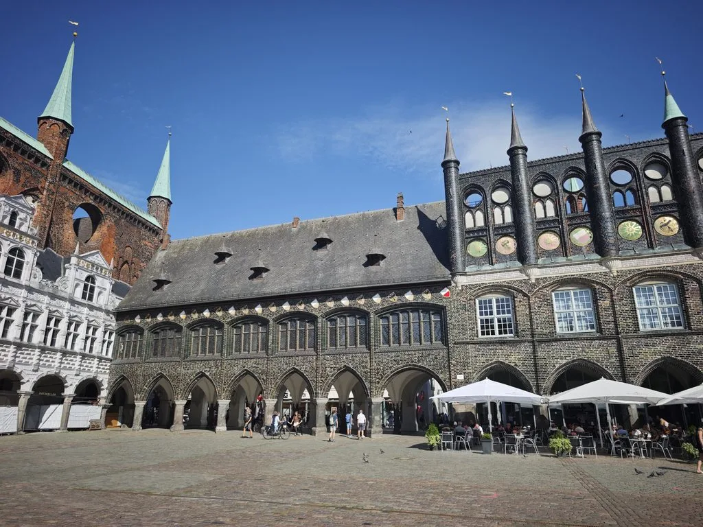 Das ist das Lübecker Rathaus - die wohl prächtigste Fassade in der Altstadt