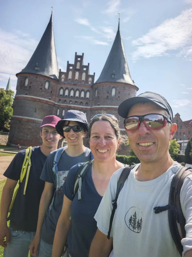 Vor dem Holstentor in Lübeck mit Kindern