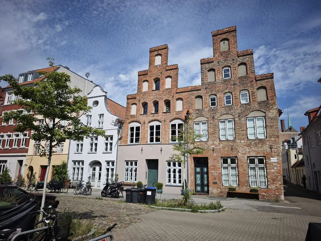 Die vielen verschiedenen Backsteinfassaden haben uns in Lübeck mit Kindern besonders gut gefallen