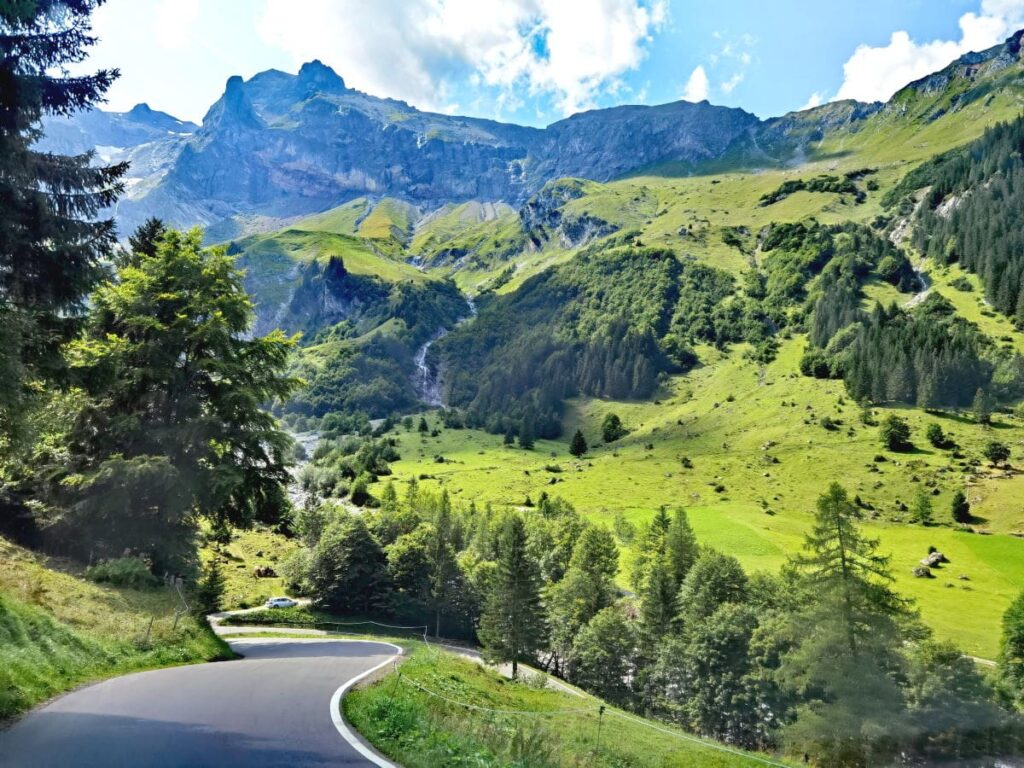 Lünersee Anfahrt - schon alleine die Fahrt durch das Brandnertal ist wunderbar, die Straße jedoch stellenweise sehr schmal