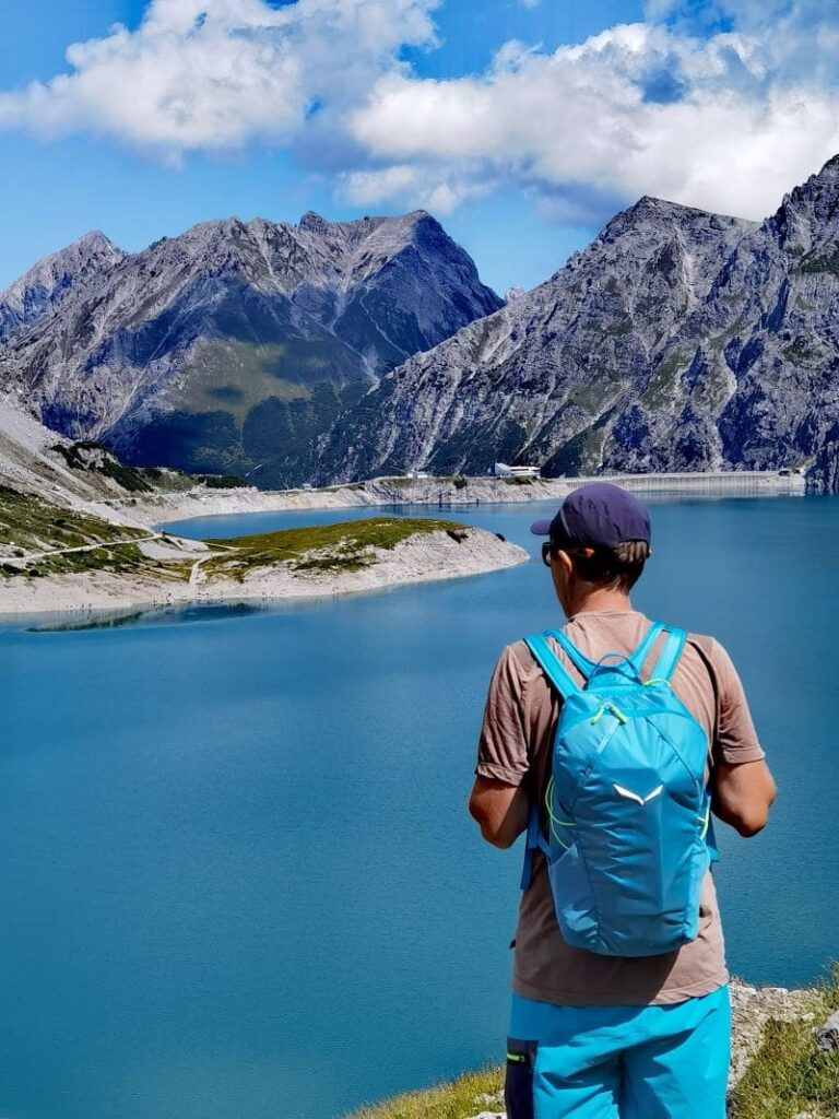 Ausblick über den Lünersee - rechs am See-Horizont die Staumauer und die Bergstation der Lünerseebahn