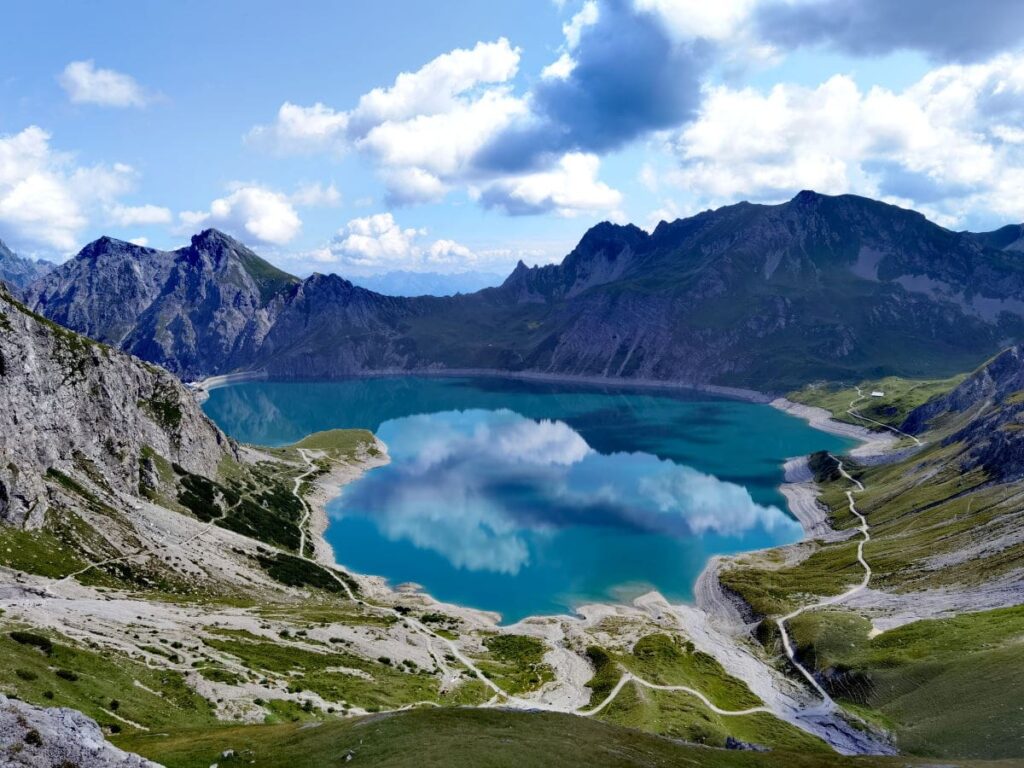 Lünersee Österreich - Ein Wanderweg führt um den türkisgrünen Speichersee in Vorarlberg