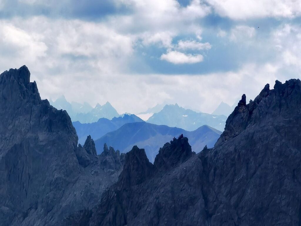 Fernblick auf die Bergspitzen des Rätikon