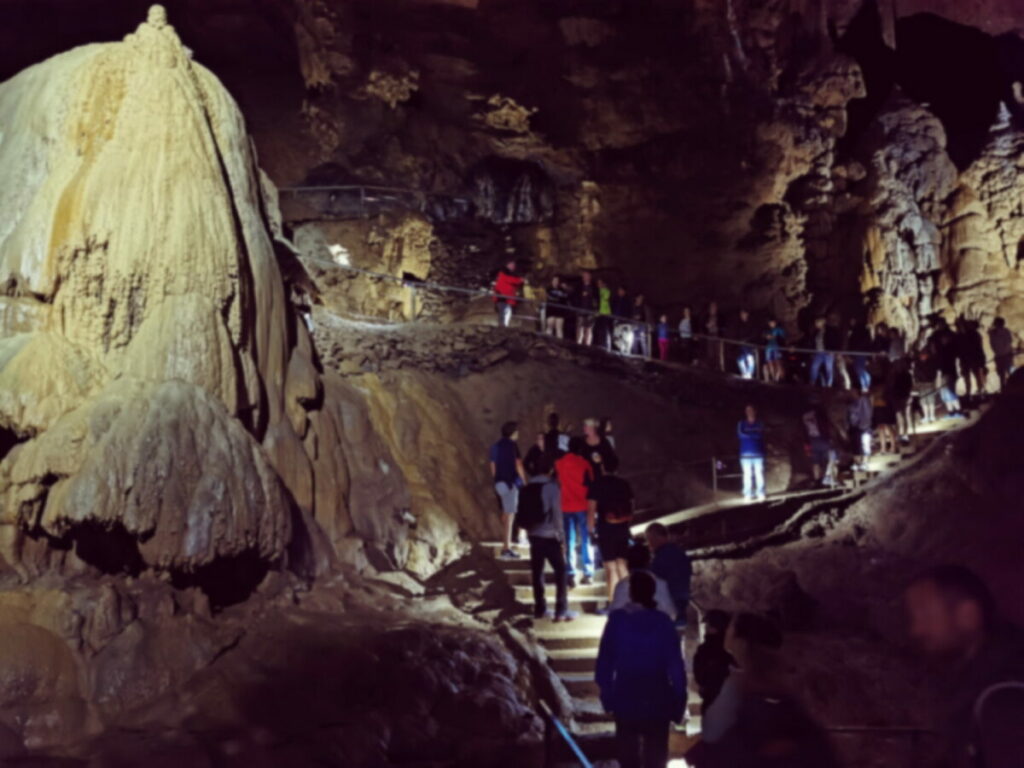 Die Glocke im großen Felsendom der Lurgrotte