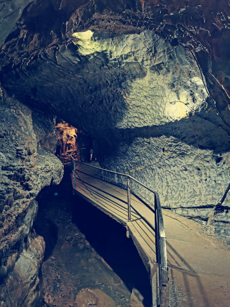 Schön und abenteuerlich - der Weg in die Höhle in Österreich