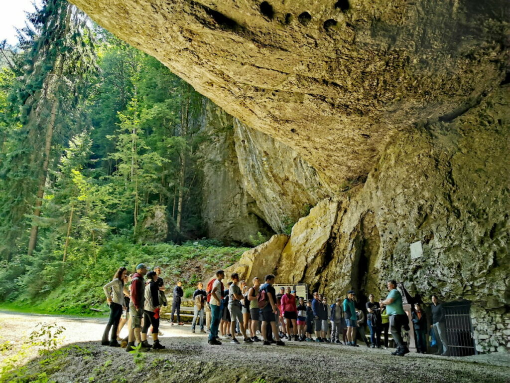 Vor dem Eingang in die Lurgrotte