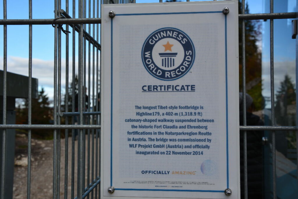 Es ist die längste Hängebrücke der Welt und somit ist das Bauwerk im Guinness Buch der Rekorde eingetragen.