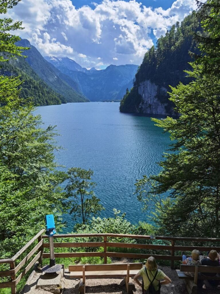 Der beliebte Aussichtspunkt am Malerwinkel Königssee - hinten kannst du auch St. Bartholomä erkennen